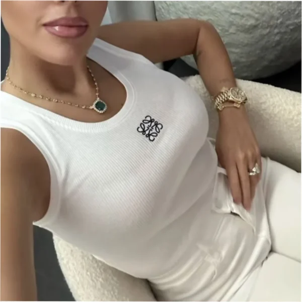 تيشرت ابيض مضلع